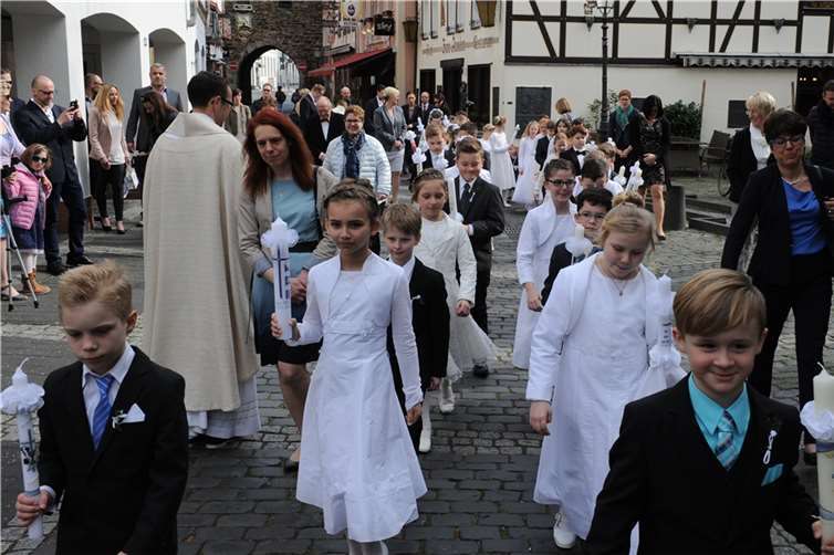 Die strahlenden Kommunionskinder mit Dechant Jörg Meyrer.-fix