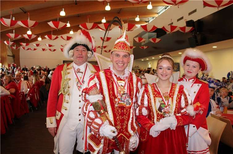 Die strahlenden Majestäten des Heimersheimer Karneval Prinz Markus II. (Füllmann) (Zweiter von links) und Kinderprinzessin Mira I. (Greis) (Zweite von rechts), jeweils flankiert von Adjutant Marcus Robrecht und Adjutantin Emily Greis. Foto: DU