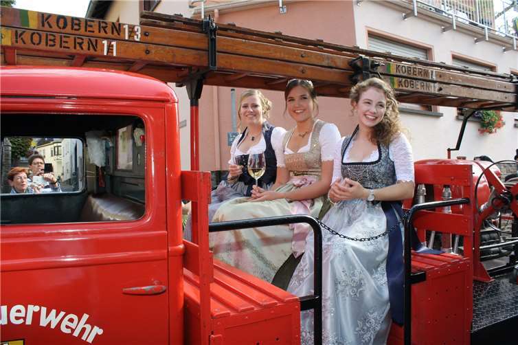 Die strahlenden Majestäten wurden in einem historischen Feuerwehrauto zum Festplatz kutschiert.