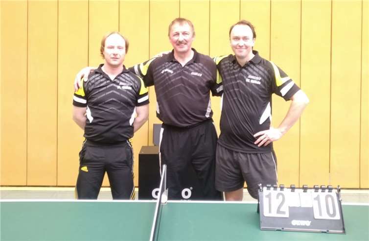 Die strahlenden Pokalsieger der TTF Dedenbach: v.li. Harald Giffels, Wilfried Breuer und Wolfgang Giffels. Foto: privat