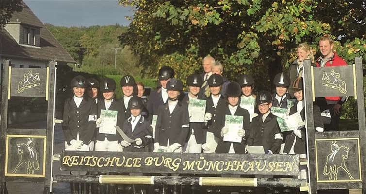 Die strahlenden Reiterinnen und Reiter konnten ihre neu erworbenen Urkunden und Abzeichen in Händen halten.privat