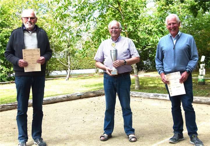 Die strahlenden Sieger des Brauhecker Bouleturnieres 2020:Reinhard Heiß (Mitte),dem Zweitplatzierten Klaus Martens (links) und Hans-Jürgen Braun (rechts).
