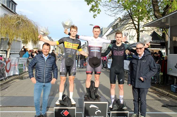 Die strahlenden Sieger des Hauptrennens beim „Großen Osterpreis der Kur- und Rotweinstadt“: Joshua Asel (1), Romet Pajur (2) und Sven Thurau (3).