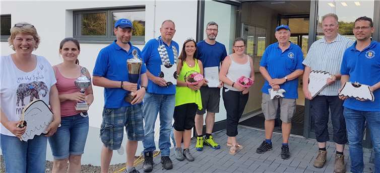 Die strahlenden Sieger des Schießwettbewerbs und das neue Königspaar.  Udo Kurtenbach