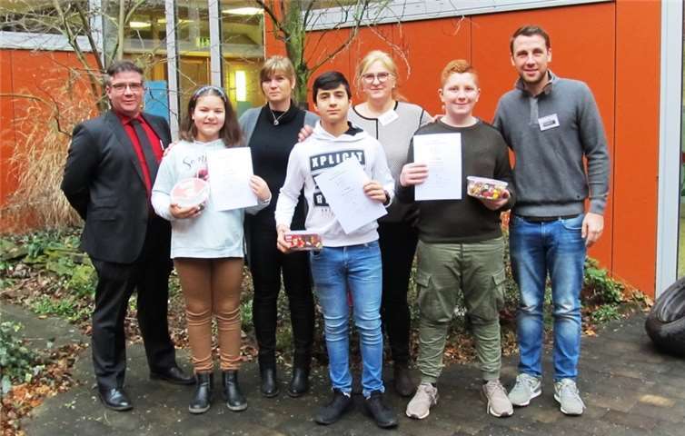 Die strahlenden Sieger mit Rektor Udo Klingelhöfer (links) und ihren Klassenleitungen Susann Glomb, Dagmar Flecken und Peter Lauermann. Foto: privat
