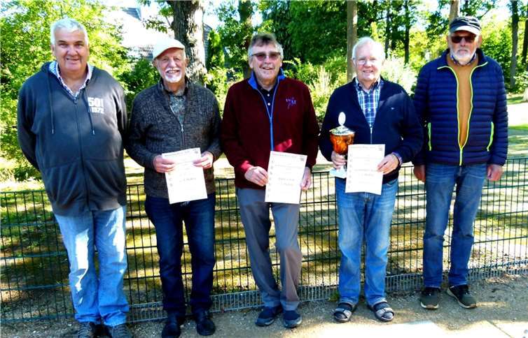 Die strahlenden Sieger mit Urkunde (v.re). Reinhard Heiß, Hans Cura und Ulli Burkholz.  Foto: Ulli Burkholz