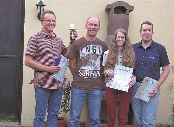 Die strahlenden Sieger (v. l.) Joachim Montel, Georg Jacoby, Jenny Klotz und Andreas Klotz. privat