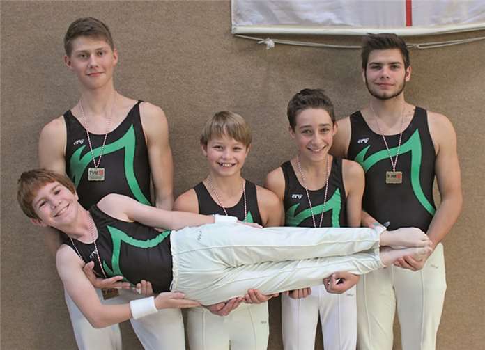 Die strahlenden Sieger: (v.l.) Kai Hundermark, Ole Pearse-Danker, Jann Ehses, Dennis Urhausen, Mitte: Vincent Allkämper.  Privat