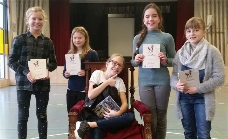 Die strahlenden Siegerinnen: Charlotte G. (6d) , Amèlie F. (6e), Angelina D. (6f ), Jette S. (6c) und Sophie M. (6g) (v.l.).privat