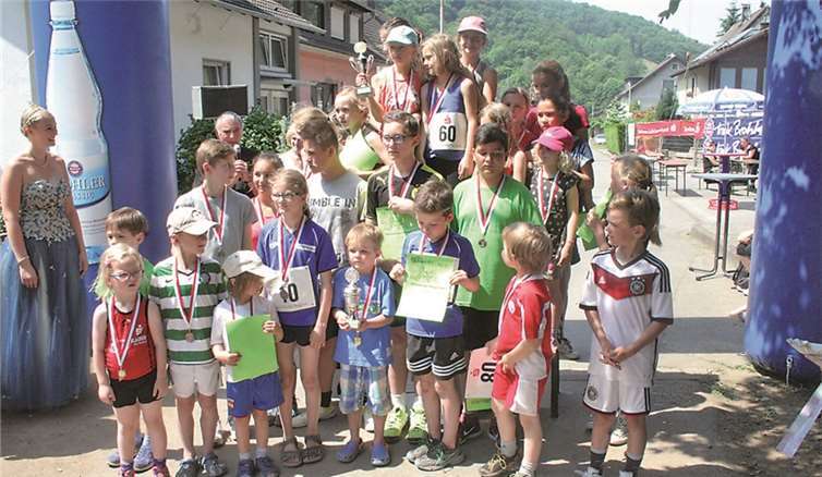 Die strahlenden Siegerkinder nahmen ihre Medaillen und Urkunden entgegen. TER