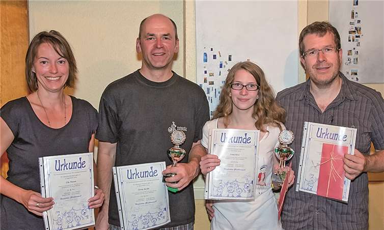 Die strahlenden vier Gewinner der ersten drei Plätze (v.l.): Ulla Theisen, Georg Jacoby, Jenny Klotz und Andreas Klotz. privat