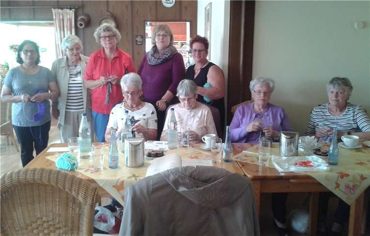 Die strickbegeisterten Damen beim ersten Treffen. Privat