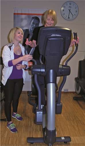 Die studierte Gesundheitstrainerin Janina Schumacher hat sichtlich Spaß bei der Kundenberatung auf dem Crosswalker. SEL