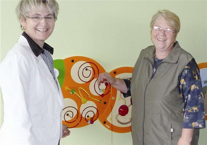 Die stundenweise Betreuung im Spielzimmer ist nur eines der Betätigungsfelder des ehrenamtlichen Besuchsdienstes, für den sich Regine Rouget (links) und Gisela Büchting engagieren.