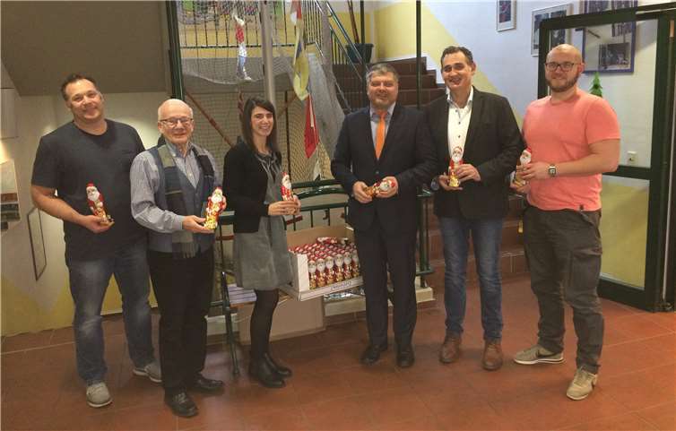 Die süße Spende übergaben Marktbereichsleiter der Volksbank Ralf Weinand und Kolpingsvorsitzender Werner Hammes an Klinikdirektor Bernd Wenig mit seinem sozialpädagogischen Mitarbeiterteam zur Verteilung an die Kinder.privat