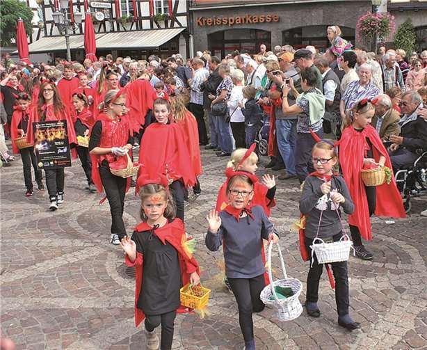 Die süßesten Teufelchen, die man sich vorstellen kann, waren auch im Winzerfestzug dabei.