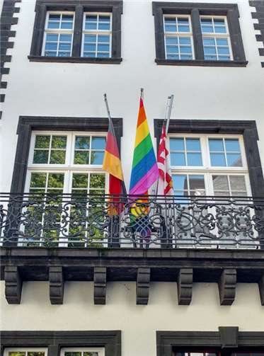 Die symbolische Regenbogenflagge am Rathaus der Stadt Koblenz. privat