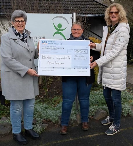 Die symbolische Scheckübergabe in Oberbieber.  Foto: Petra Unger