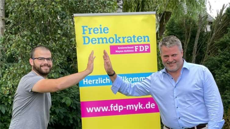 Jannick Simon zum neuen Vorsitzenden gewählt Die symbolische Übergabe von Oliver Preißler (re.) an Jannick Simon. Foto: privat