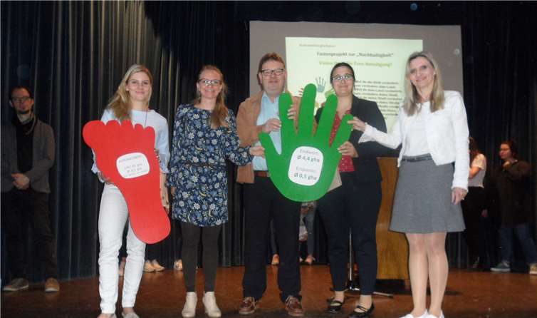 Die symbolische Überreichung des „ökologischen Handabdrucks“.