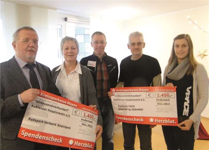 Die symbolischen Schecks wurden im Kinderhospiz überreicht.  privat