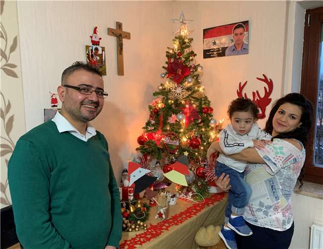 Die syrische Familie Kasouha sind Christen und feiern Weihnachten auf traditionelle Art. Jalal, Weam und Daniel freuen sich auf die Bescherung.Fotos: ROB