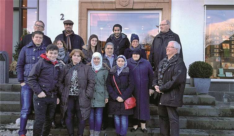 Die syrische Flüchtlingsgruppe vor der Laacher Buchhandlung mit Pater Johannes, Dolmetscher Nassir (oberste Reihe von Links) und Pater Basilius (rechts). privat