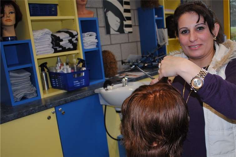 Die syrische Friseurin Fidan Hesso möchte in Deutschland voll anerkannt werden. Für sie ist es die Basis, um später den Meisterbrief erwerben zu können. HwK Koblenz