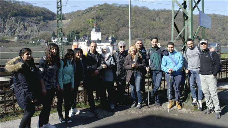 Die syrischen Flüchtlinge und die Willkommenspaten genossen einen schönen Tag auf dem Rheinsteig. privat