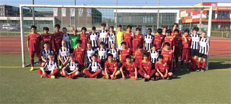 Die talentierte Mannschaft des „Club Astore“ aus Chiba in der Nähe von Tokio bei einem ihrer Testspiele.