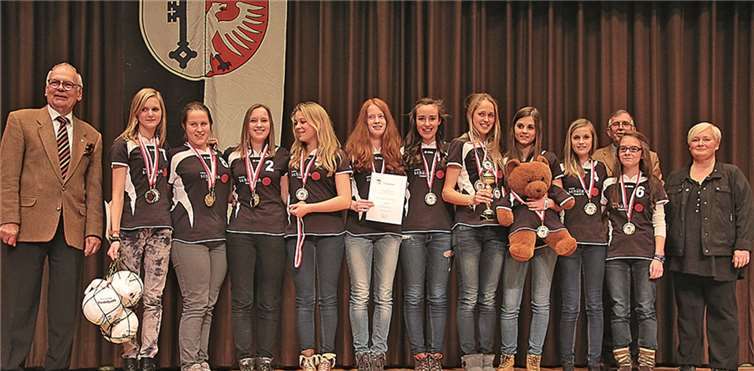 Die talentierten „Heldinnen“ der Volleyball-Jugendmannschaft, Sportgemeinschaft Pallotti mit Claus Wehage (li.) und Petra Vajler-Schulze (re.). STEIN