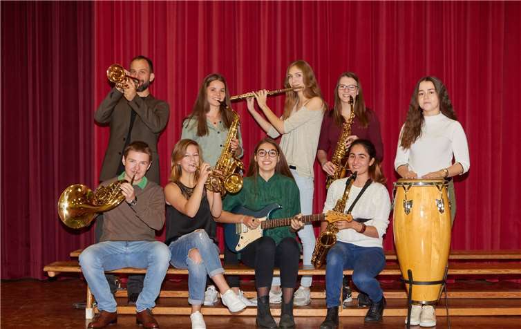 Die talentierten Musiker mit ihrem Lehrer. Privat