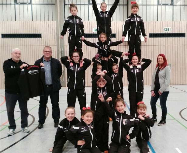 Die tanzbegeisterten Mädchen freuten sich über ihre von der Firma Lauxen gesponserten Anzüge. privat