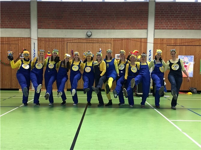 Die tanzenden Minions übernahmen die Turnhalle. privat