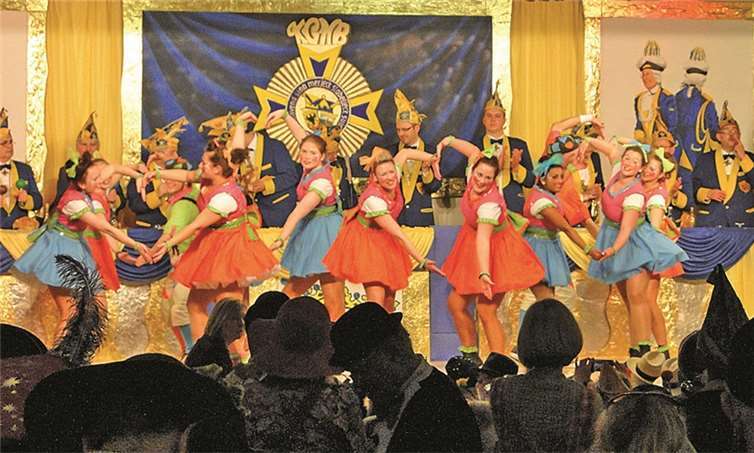 Die tanzenden Puppen zeigen ihr Herzen mit den Händen.privat