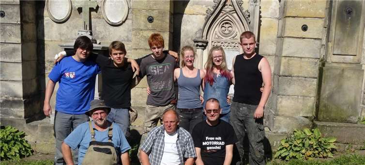 Die tatkräftigen Helfer der KJI auf dem historischen Friedhof (hinten von links): Arved Finke, Jasper Finke, Johannes Bruns, Helene Pakleppka, Frederike Lehnen und Tristan Stuck. Vorn von links: Kalle Kerstholt, H.-P. Kreische und Ralf Schön.privat