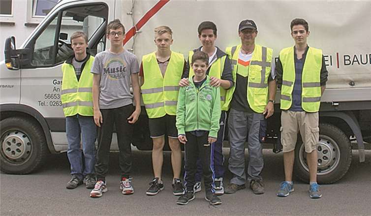Die tatkräftigen Jugendliche aus Wassenach um Organisator Jürgen Sattler wurden unterstützt durch die Schreinerei Gasber, die das Fahrzeug zur Verfügung stellte. privat