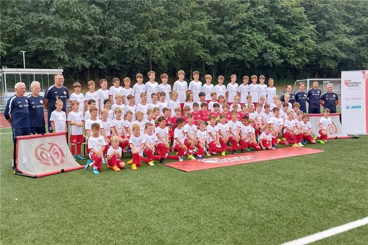 Die teilnehmenden 79 Kinder und ihre Trainerinnen und Trainer vor dem Start des ersten Trainingstags während des 05er-Fußballcamps in Ochtendung.