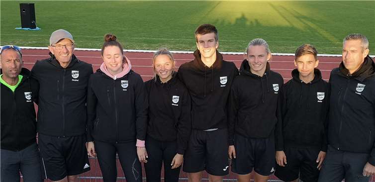 Die teilnehmenden Athleten mit ihren Trainern.Fotos: privat