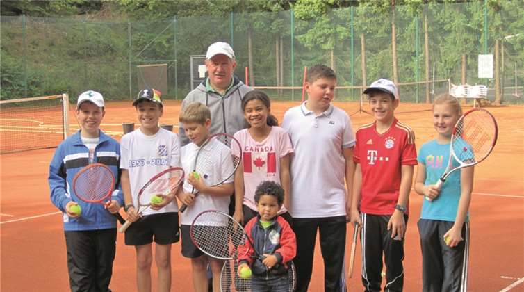 Die teilnehmenden Bambinis mit ihrem Betreuer. privat