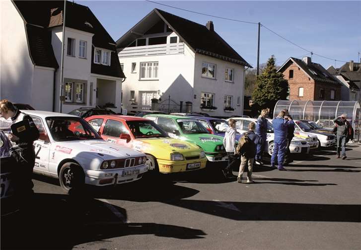 Die teilnehmenden Fahrzeuge konnten besichtigt werden. RÜ