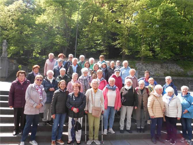 Die teilnehmenden Frauen vor der Klosterkirche.  Foto: Inge Geisen