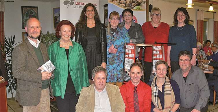 Die teilnehmenden Hobby-Autoren freuten sich zusammen mit dem Organisationsteam über das gelungene Kultur-Projekt.TE