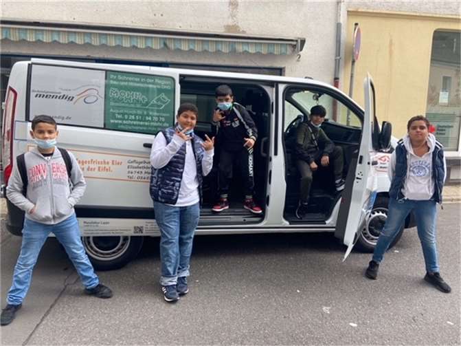 Die teilnehmenden Kids im Alter von 10-14 Jahren ließen sich auch von den wechselhaften Witterungsbedingungen nicht davon abhalten, die Burgen und das Umfeld spielerisch zu „erobern“ und hatten viel Spaß, sowie unter pädagogischen Gesichtspunkten angestrebte intensive Natur- und geschichtliche Neuerfahrungen.Fotos: privat