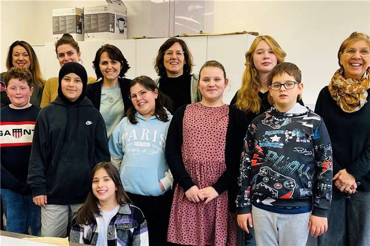 Die teilnehmenden Kinder der Carmen-Sylva-Schule haben beim Ernährungskurs „Iss tight“ eine Menge gelernt und hatten dabei auch noch viel Spaß. Hinten v.l.: Anna Doroschenko (Barmer), Paulina Sauerborn, Nina Kieß, Tanja Buchmann, Anne Löning.  Foto: Stadt Neuwied