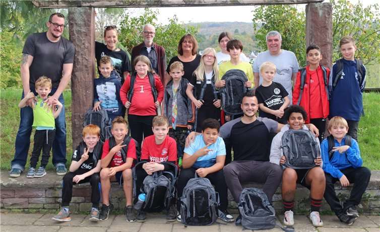 Die teilnehmenden Kinder der Fußball-Ferienfreizeit „Mehmet trifft Max“ mit den Betreuern um FVR-Vizepräsident Arianit Besiri (vorne, 3.v.re.). Quelle: Fußballverband Rheinland e.V.