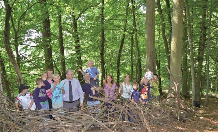Die teilnehmenden Kinder der Stadtranderholung freuten sich sehr über den Fußball von Bürgermeister Claus Peitz (Mitte l.).E.T. Müller