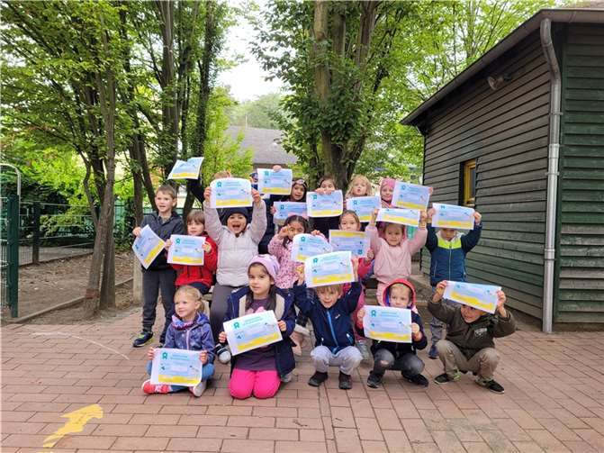 Die teilnehmenden Kinder erhielten eine Urkunde und ein „Bewegungsarmband“.  Foto: Stadt Bendorf