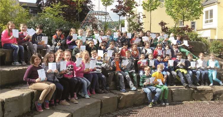 Die teilnehmenden Kinder mit ihren Urkunden im Freiluftklassenzimmer der Schule, im Vordergrund (von links) Hendrik Pinger und Jannik Schmitz.privat