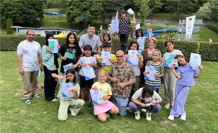 Flüchtlingskinder lernen in Mayen schwimmen  Die teilnehmenden Kinder und Jugendlichen konnten nach der zehnten Einheit alle stolz mit einer Auszeichnung nach Hause gehen. Foto: Amin Dahbi
